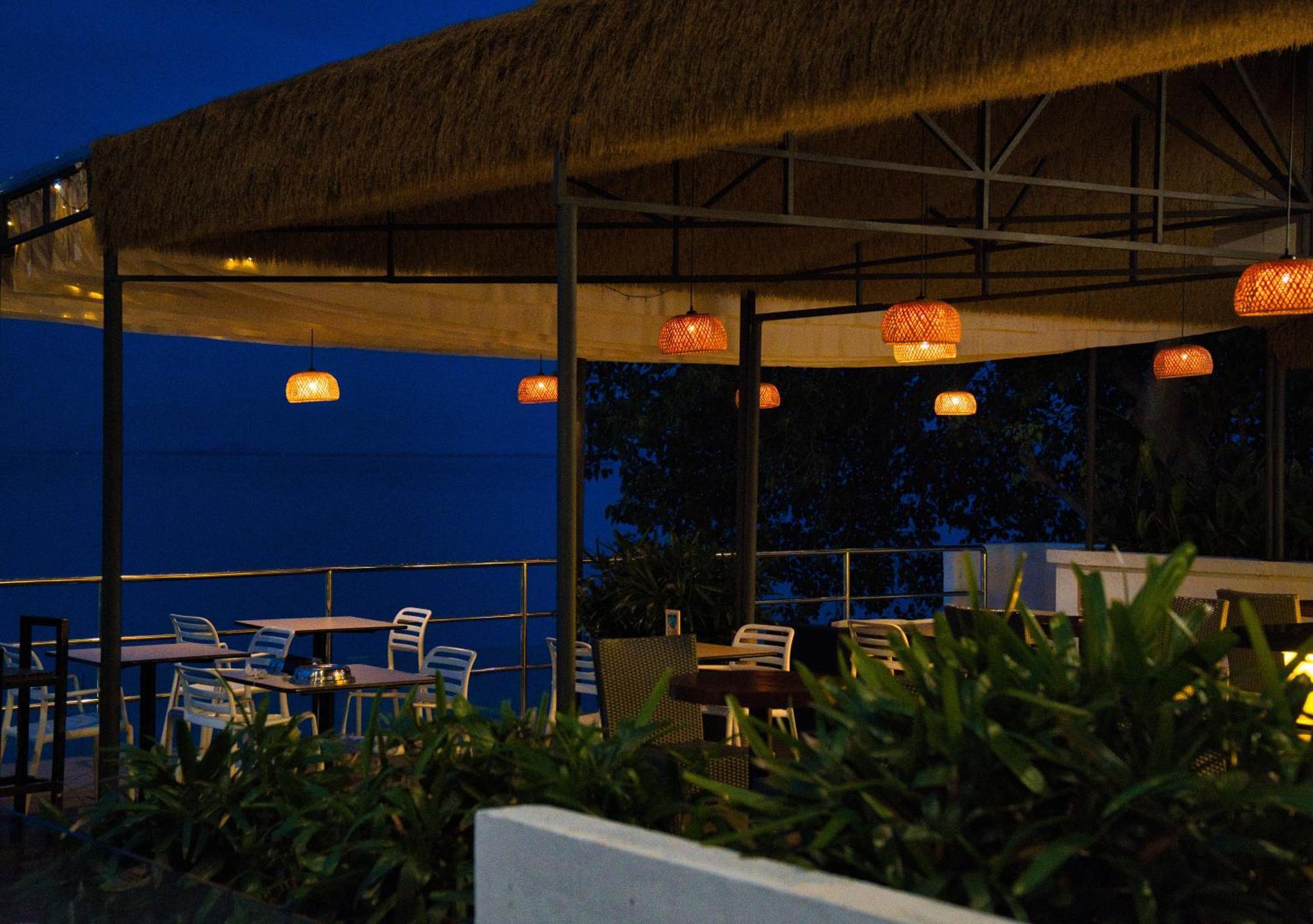 Hotel Sentral Seaview @ ​Beachfront Tanjung Bungah  Eksteriør billede