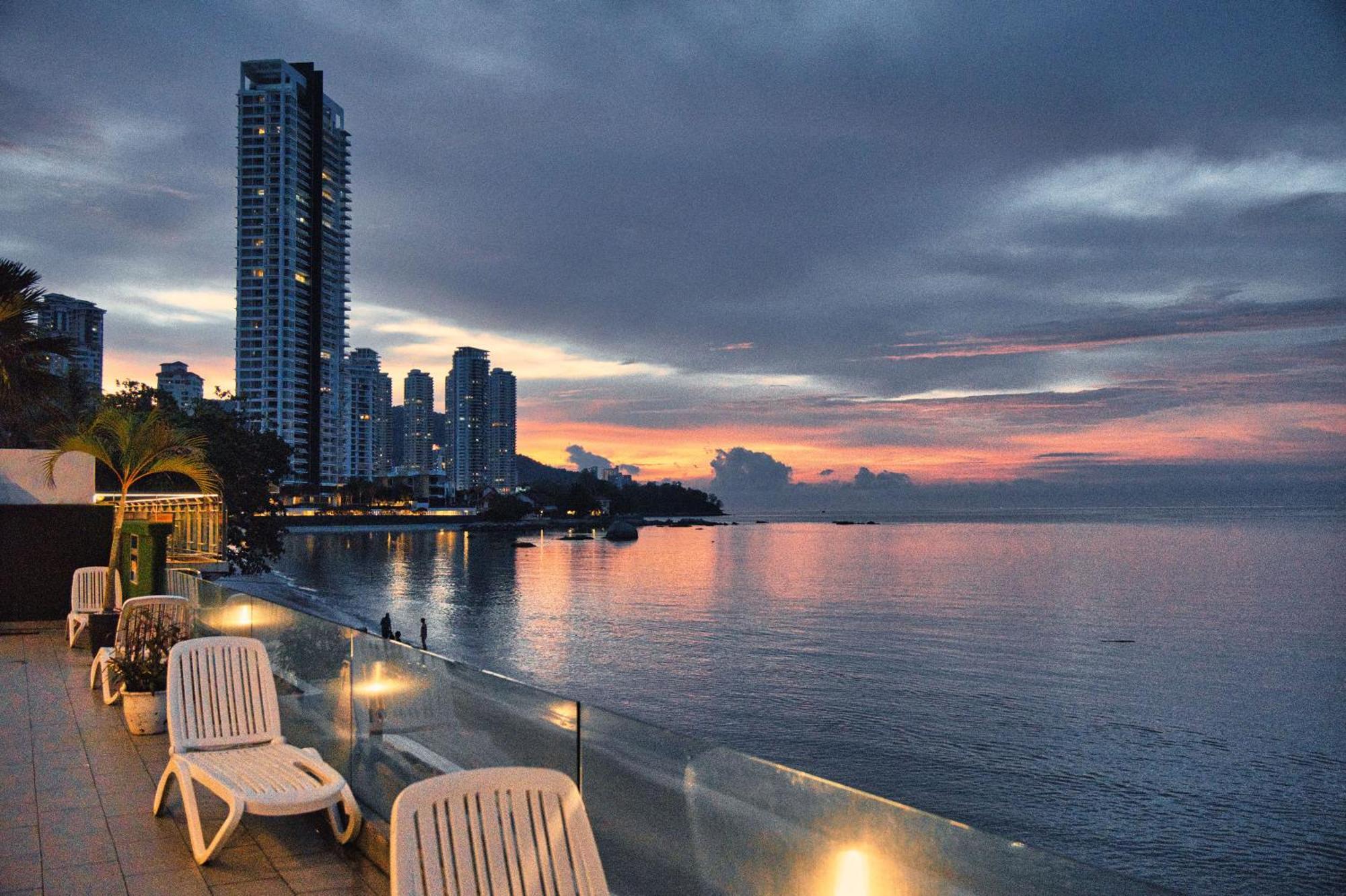 Hotel Sentral Seaview @ ​Beachfront Tanjung Bungah  Eksteriør billede