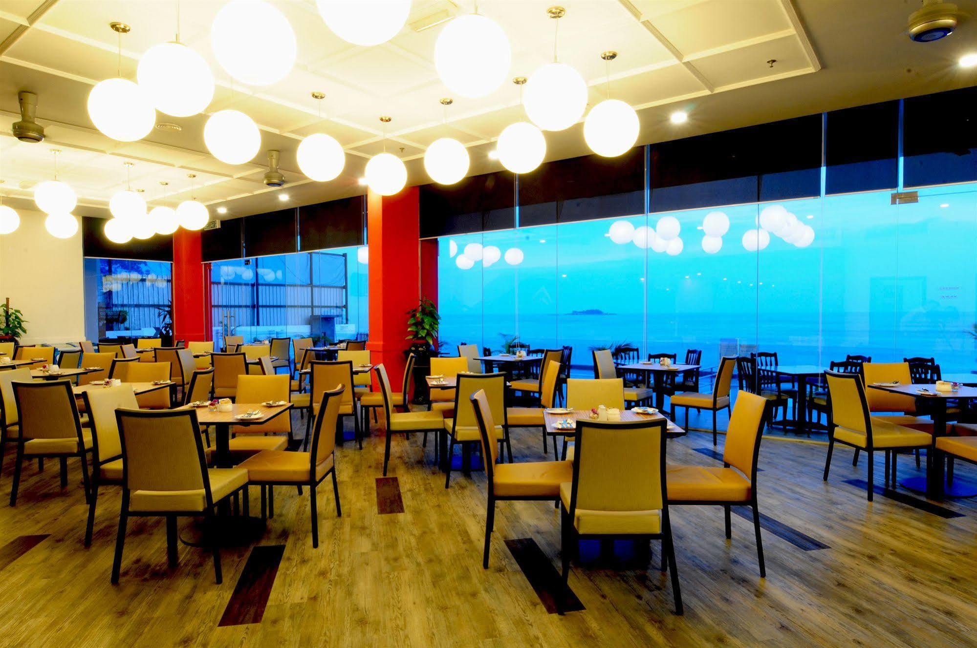 Hotel Sentral Seaview @ ​Beachfront Tanjung Bungah  Eksteriør billede