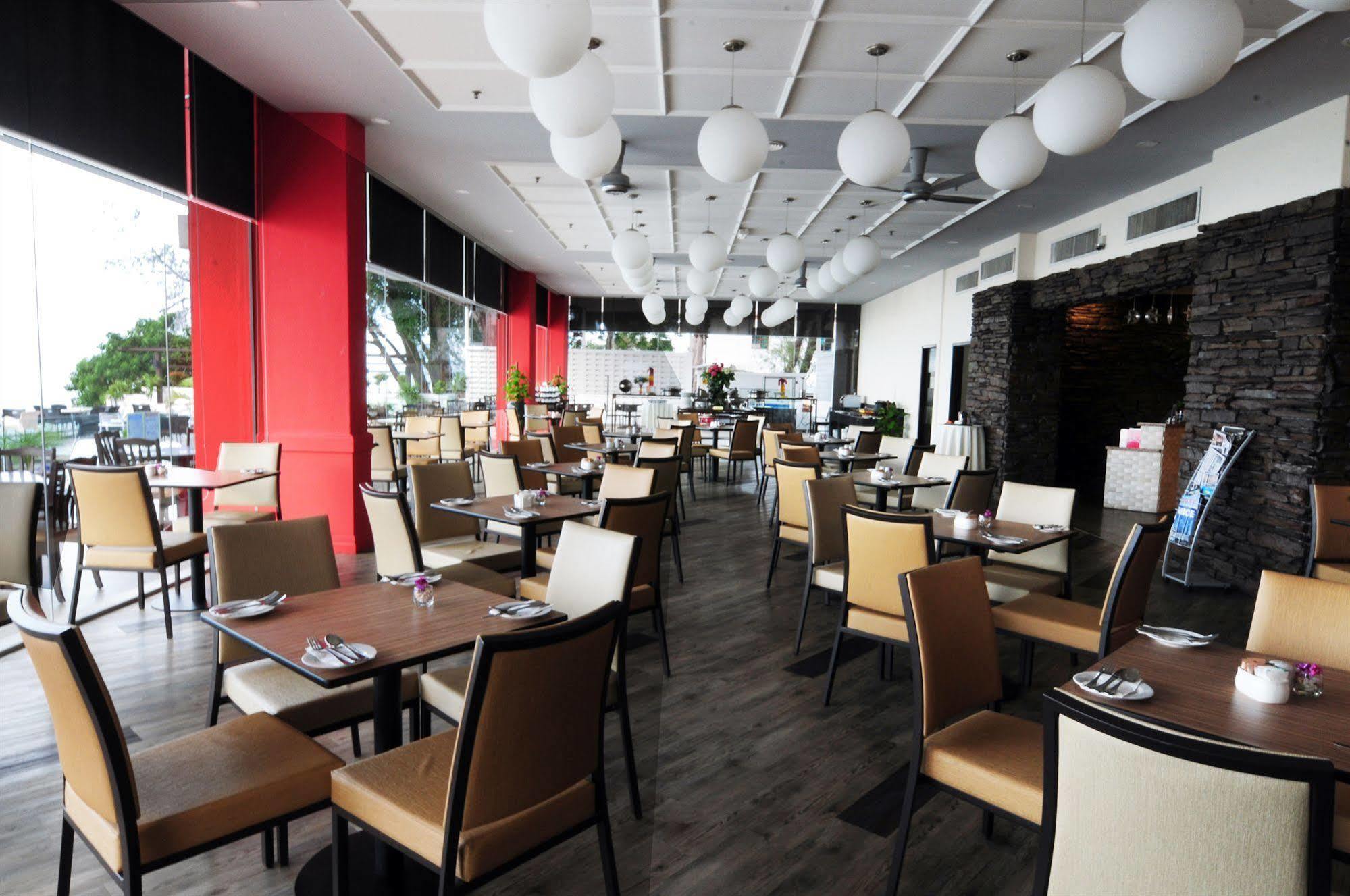 Hotel Sentral Seaview @ ​Beachfront Tanjung Bungah  Eksteriør billede