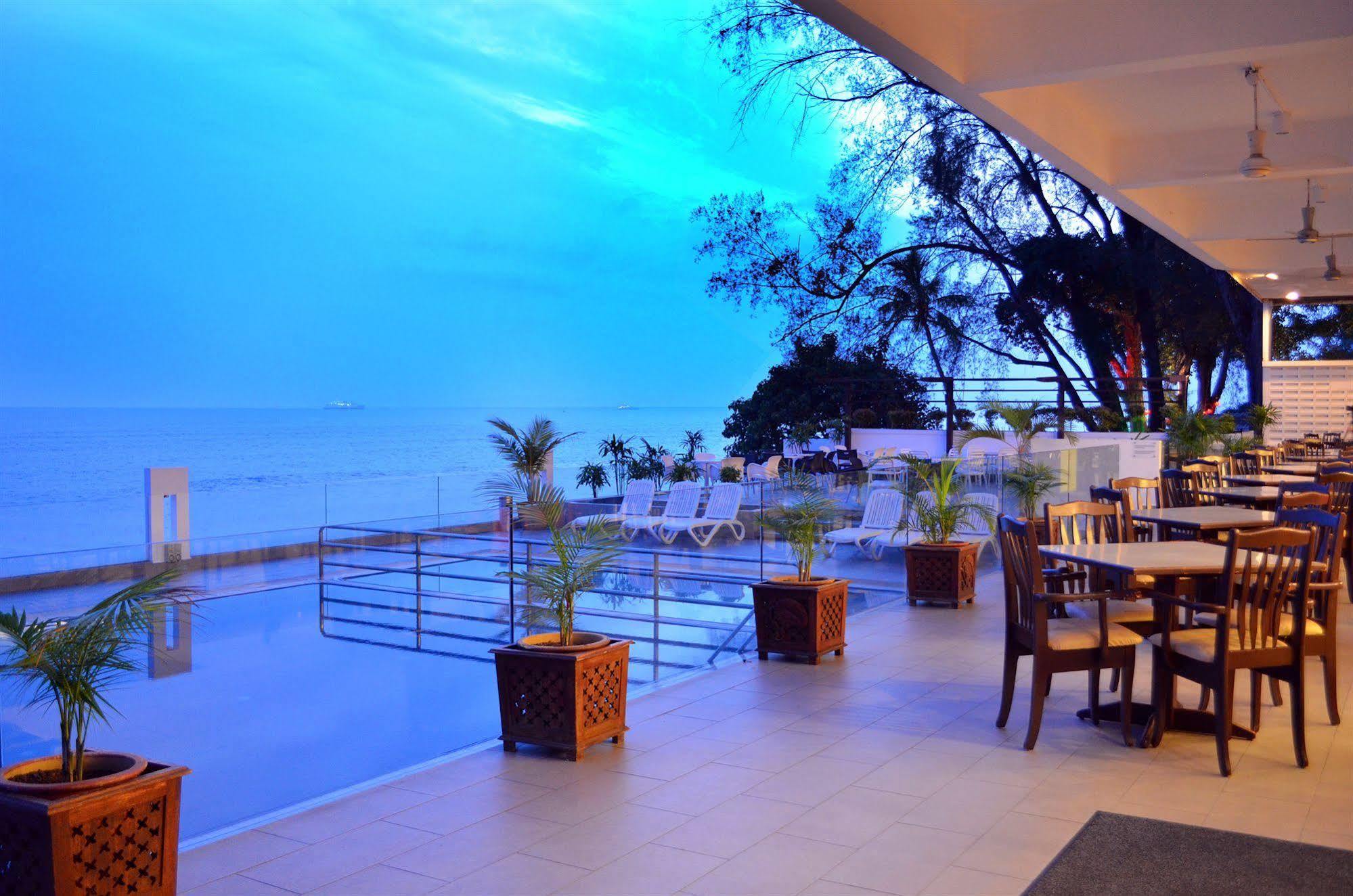 Hotel Sentral Seaview @ ​Beachfront Tanjung Bungah  Eksteriør billede